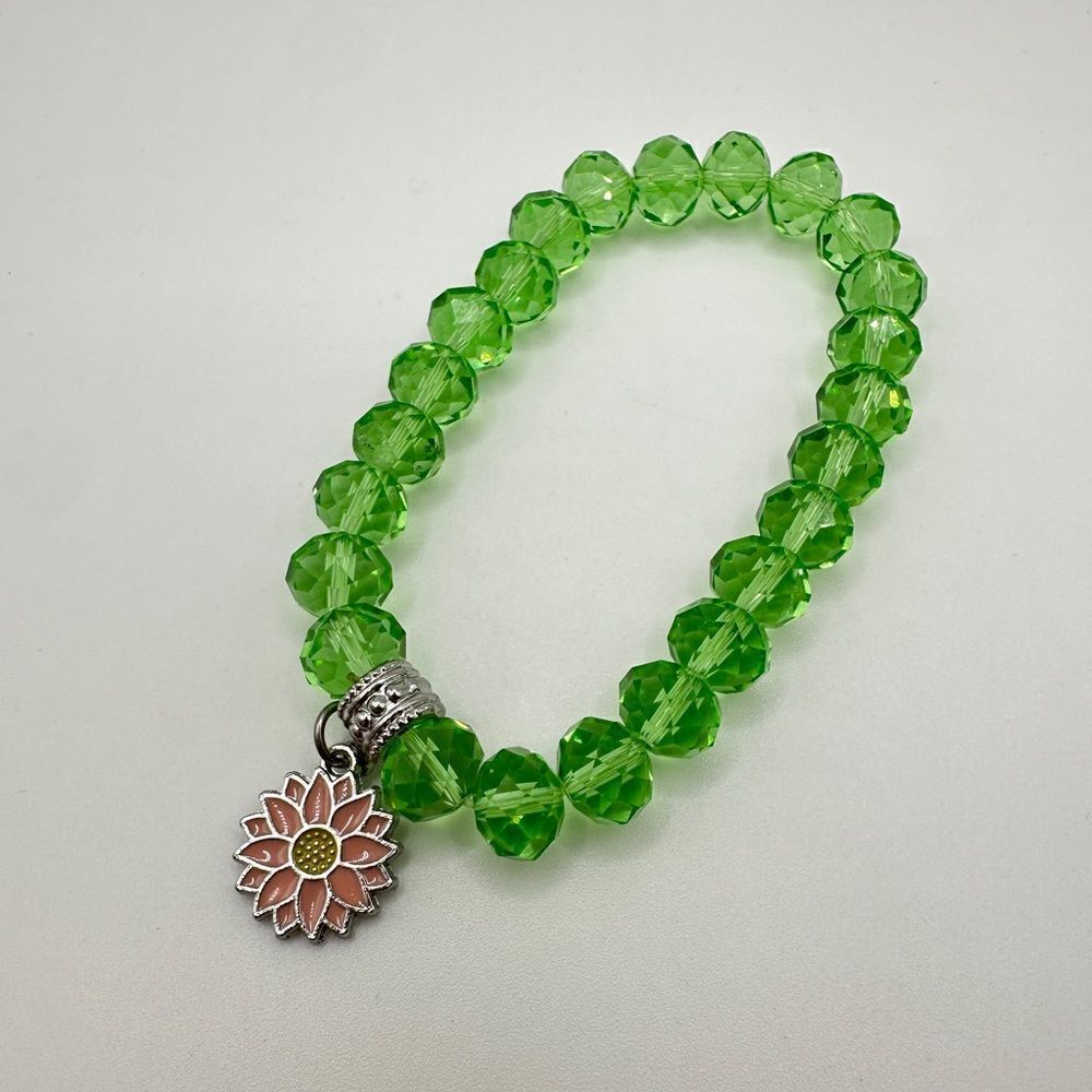 Faceted light green crystal glass‎ beaded stretchy bracelet with flower charm!